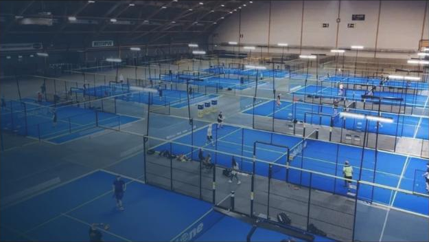 Halle mit mehreren Padelplätzen – Ressourcen im Überblick